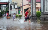 Hà Nội: Sân chơi biến thành 